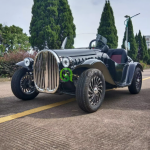 Classic Car Manufacturer - Retro Rolls Royce Sightseeing