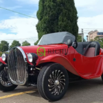 Classic Car Manufacturer - Retro Rolls Royce Sightseeing