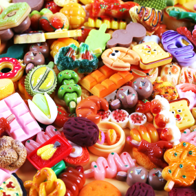 Cream Resin Accessories Manufacturer - OEM Custom 3D Christmas Decor