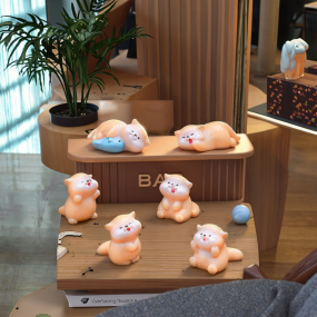 Resin Figurine Factory - Custom Color Sea Otter Sculpture