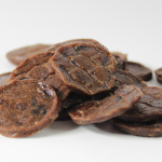 OEM高蛋白批发干牛肉片狗零食宠物零食狗训练香肠火腿圆形片由肉制成70克