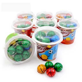 彩色甜牛奶巧克力球形状巧克力和糖果