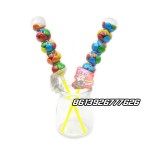 清真葫芦形棒棒糖玩具糖果与彩色甜脆巧克力豆