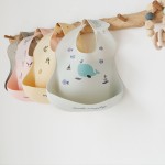 Wholesale Custom Food Grade BPA Free Adjustable Soft Waterproof Silicone Baby Bib