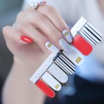 著名的设计指甲贴花的女孩