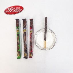 裹着一层巧克力的长饼干棒