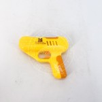 塑料玩具枪和棒棒糖
