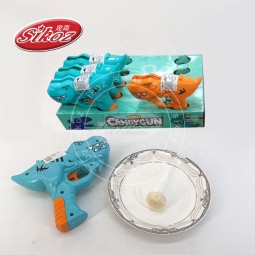 枪形玩具和棒棒糖