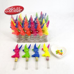 彩色翼龙钳与口哨鸟形状玩具糖果