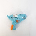 枪形玩具和棒棒糖
