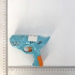枪形玩具和棒棒糖