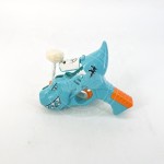 枪形玩具和棒棒糖