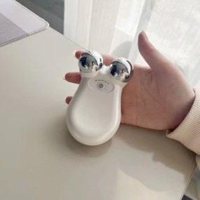 The Hottest Trends Micro-current Beauty Instrument Massager Firmness  Whitening Shrinks Pores OEM ODM