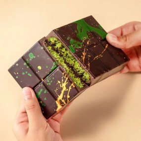 Dubai Chocolate Wholesale OEM High Quality Exotic Handmade Crispy Pistachio Solid Sweet Chocolate Bar Hazelnut Dubai Chocolates