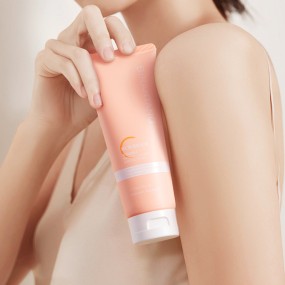 轻柔地去除毛发，滋养皮肤，使皮肤光滑柔软，滋润舒缓维他命C脱毛霜