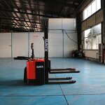 Electric Pallet Stacker Manufacturer - OEM CE 1 Ton Rough Terrain With 3 Big Wheels
