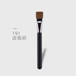 270遮瑕粉底化妆刷与平头和方柄面部美容工具的面部使用