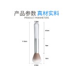单便携式化妆刷与柔软的头发点颜色和高光泽的面部应用