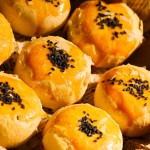 热卖蛋黄泡芙中国传统红豆沙夹心健康小吃蛋黄酥派