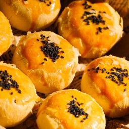 热卖蛋黄泡芙中国传统红豆沙夹心健康小吃蛋黄酥派