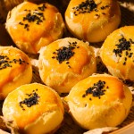 热卖蛋黄泡芙中国传统红豆沙夹心健康小吃蛋黄酥派