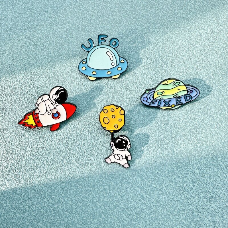 Brooch Factory - Astronaut Spaceship Cartoon Metal Badge