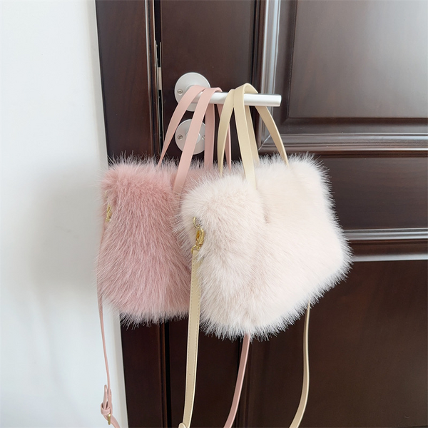 Tote Basket Handbag Manufacturer - OEM 2023 Autumn Winter High-End Tote Basket Handbag New Furry Bag with Imitation Fox Fur