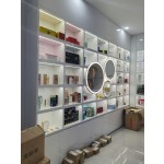 木质墙面展示柜源头工厂-定制化妆品架化妆展示柜