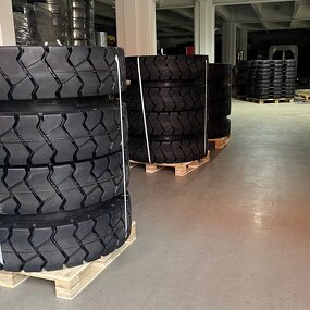 Solid Twin Wheel & Tire Assembly Manufacturer - 10.00-20 12.00-20 on Rims with Spacer