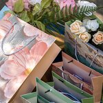 Custom Wholesale Luxury Kraft Shopping Paper Bags with Flexiloop Handle Offset Printing Custom Logo for Flower Bouquets