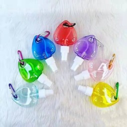 钥匙扣喷雾瓶生产商-30ml 50ml塑料心形酒精喷雾带登山扣支架