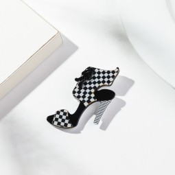 棋盘格胸针供应商-趣味2025创意服装配饰黑白棋盘格图案几何