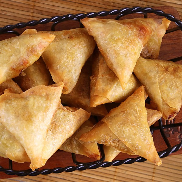 Ready-to-Eat Frozen Samosas Supplier - Indian Vegetarian Box Packaging Salty Taste