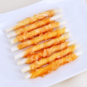 狗零食厂家-热销OEM干鸡肉包裹生皮棒批发狗粮