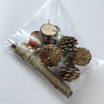 鸟玩具厂家-工厂价大鹦鹉啃咬彩色木块玩耍