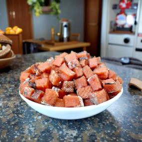 宠物零食厂家-可定制高蛋白干三文鱼块带皮美毛