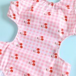 女童泳装工厂-批量高品质花卉荷叶边印花连体泳装配帽子