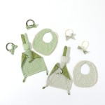 婴儿送礼礼盒供应商-厂家批发4件套有机棉安全安抚巾配围兜