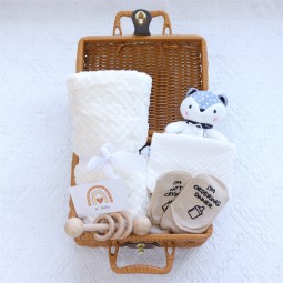 新生儿礼盒工厂-批量防滑袜子柔软法兰绒毯子礼品套装