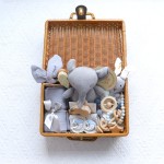 新生儿礼盒工厂-可定制手工榉木牙胶棉毯配藤编礼盒