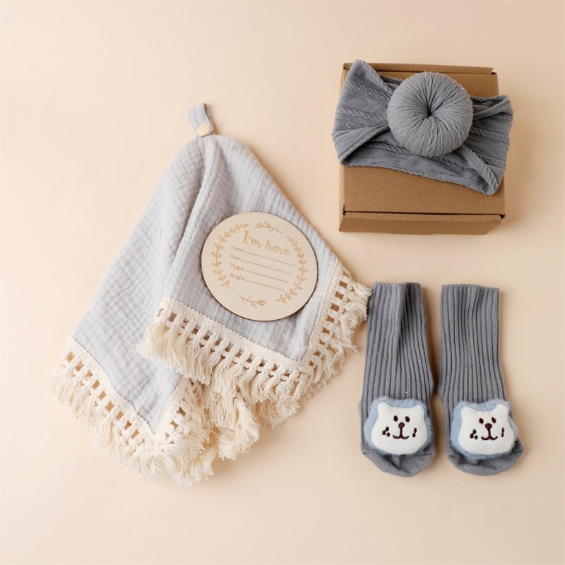 婴儿送礼礼盒供应商-厂家批发木质里程碑牙胶配发带头套袜子