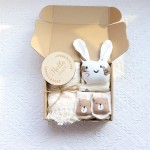 新生儿礼盒工厂-可定制Logo婴儿熊棉纱毯袜子服装套装