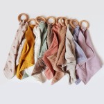 婴儿牙胶毛巾工厂-热销4层棉布围兜榉木玩具