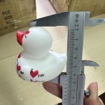 橡皮鸭生产厂家-可定制浴盆玩具挤压吱吱叫泳池