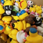 橡皮鸭生产厂家-PVC塑料迷你节日漂浮鸭