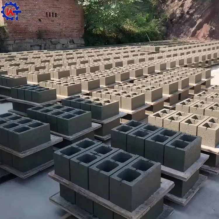 Semi-automatic block/brick machine