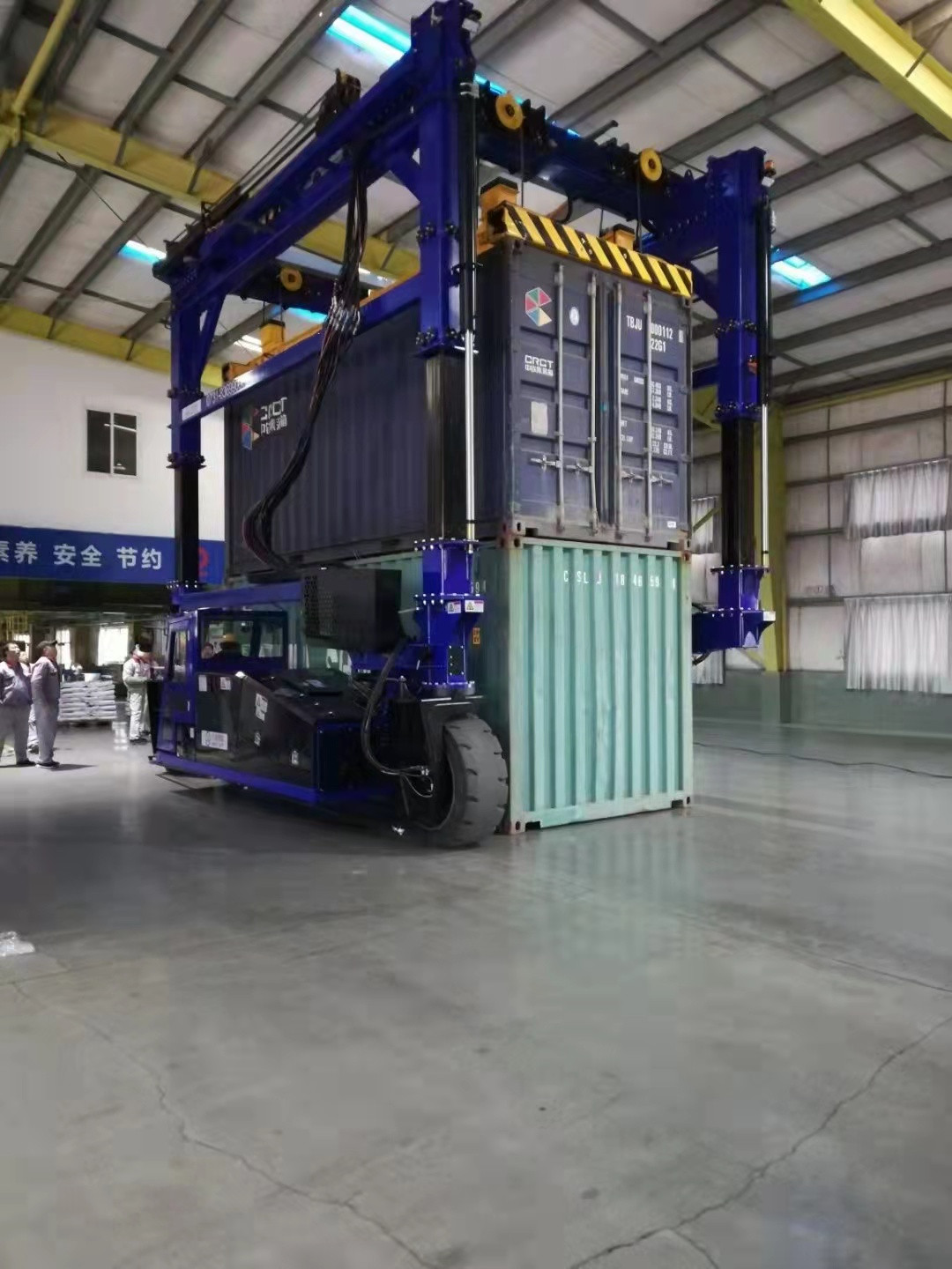 Straddle carrier crane