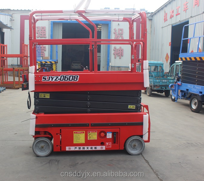Self-propelled scissor lift