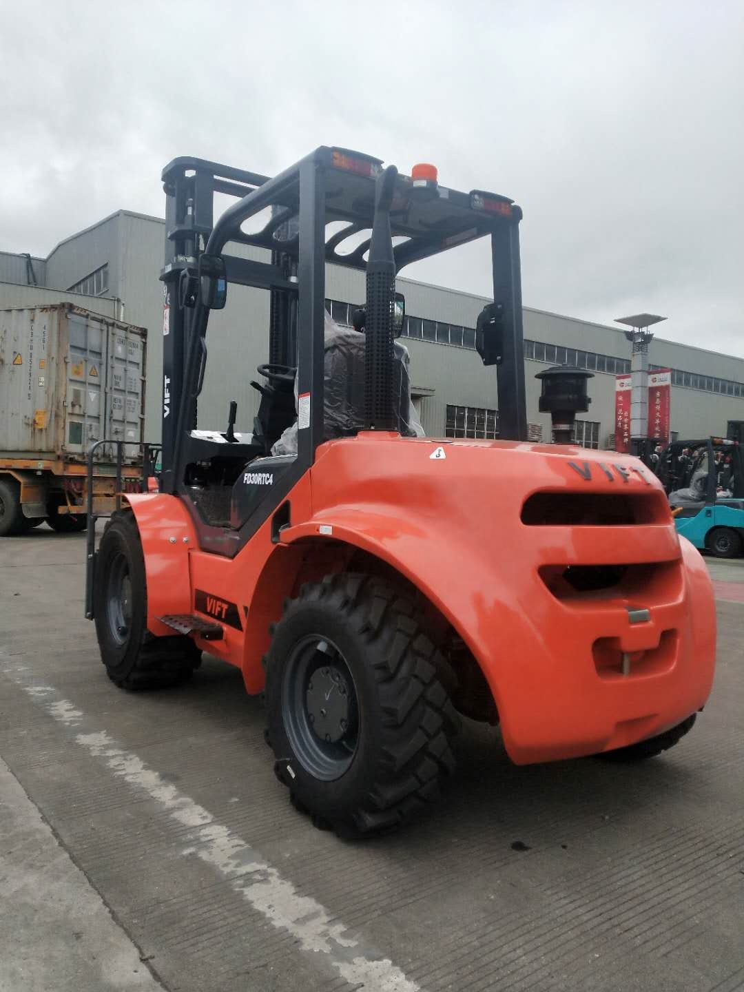 Rough terrain forklift
